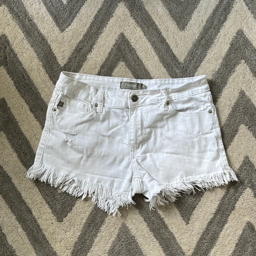 White Jean shorts with frayed hem